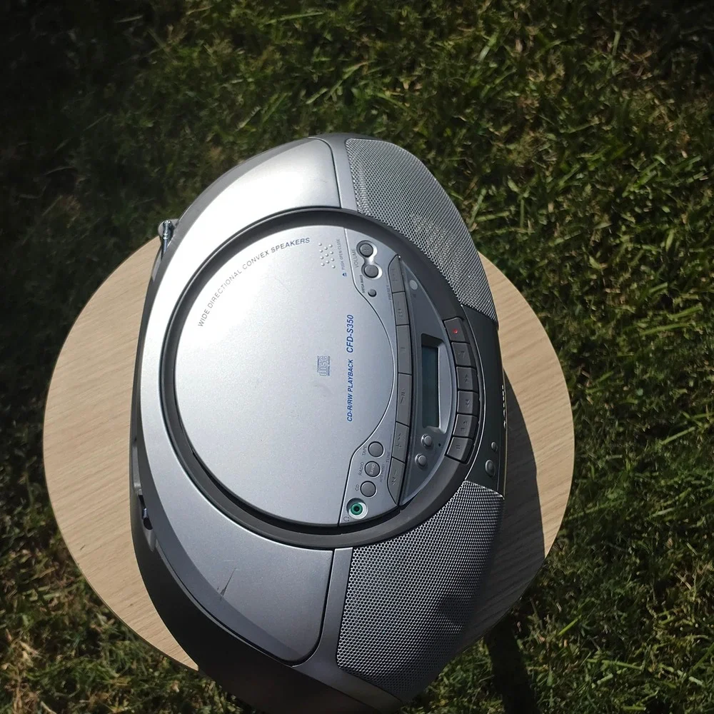 Sony CFD-S350 Portable CD Radio Cassette Boombox Silver Mega Bass cd no work.